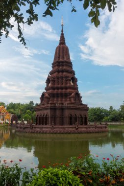 Pagoda orta su Huay Kaew Tapınağı Landmark pagoda Lopburi içinde,