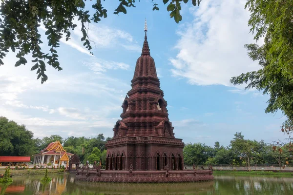 Pagode d'eau moyenne Temple Huay Kaew Pagode historique à Lopburi , — Photo
