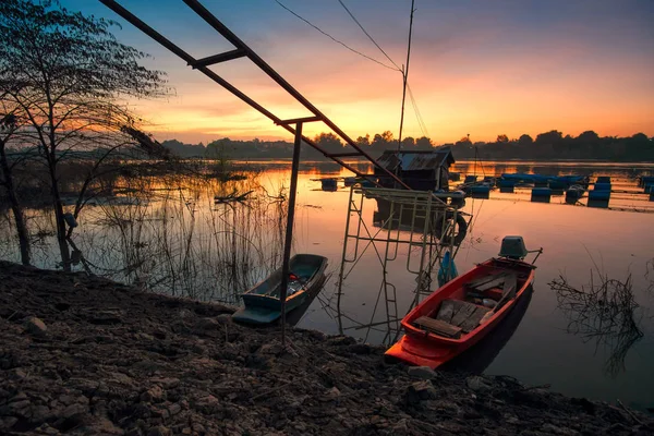 Пластиковая рыбацкая лодка парк на берегу Чао Фрэя — стоковое фото