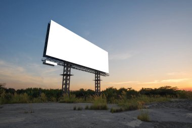 Gökyüzü gün batımında ile boş billboard