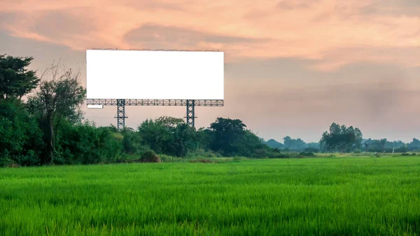 Gökyüzü gün batımında ile boş billboard — Stok fotoğraf