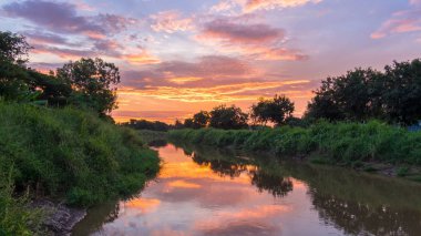 bir kanal gündoğumu yansıması