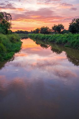 bir kanal gündoğumu yansıması