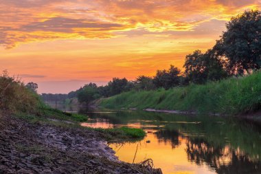  bir kanal gündoğumu yansıması