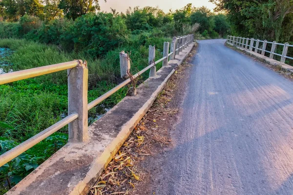 Imágenes del puente de cemento dañado —  Fotos de Stock