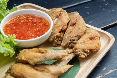 Kızarmış tavuk kanadı.