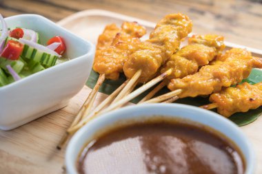 Domuz eti satay, ızgara domuz eti fıstık sosu veya tatlı ve böylece hizmet