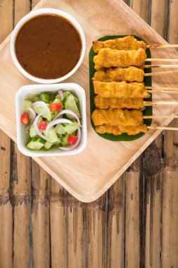 Domuz eti satay, ızgara domuz eti fıstık sosu veya tatlı ve böylece hizmet