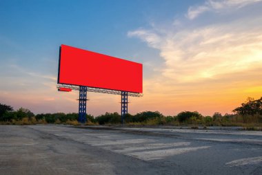 Gökyüzü gün batımında ile boş billboard 
