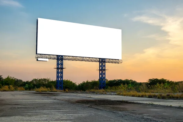 Outdoor em branco com céu ao pôr-do-sol — Fotografia de Stock