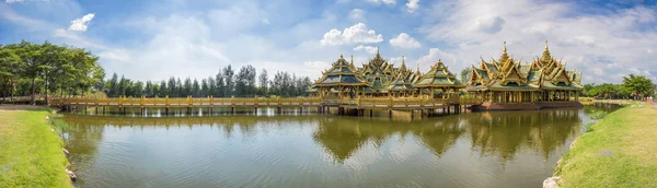 Pavillon du Siam ancien et éclairé — Photo