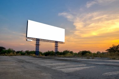 Gün batımında gökyüzü olan boş ilan panosu yeni reklam için hazır..