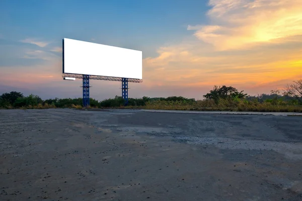 Пустой рекламный щит с небом на закате, готовый к новой рекламе . — стоковое фото