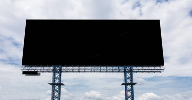 Gökyüzü yeni reklam için hazır boş siyah billboard.