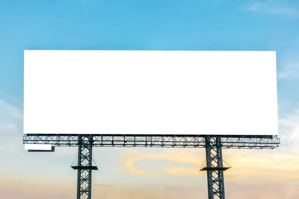 Пустой рекламный щит с небом на закате, готовый к новой рекламе . — стоковое фото