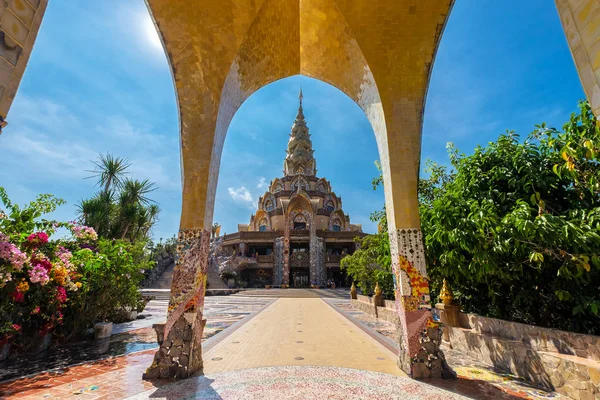 Wat Pha Kaew lugar uma paisagem bastante espetacular, que é cal — Fotografia de Stock