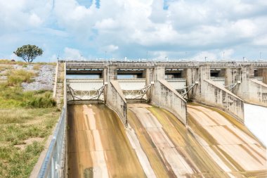 Sabah sahne mavi gökyüzü ve beyaz bulutlar Pasak rezervuar ya da Pasak Jolasid baraj, Lopburi Eyaleti, Tayland içinde.