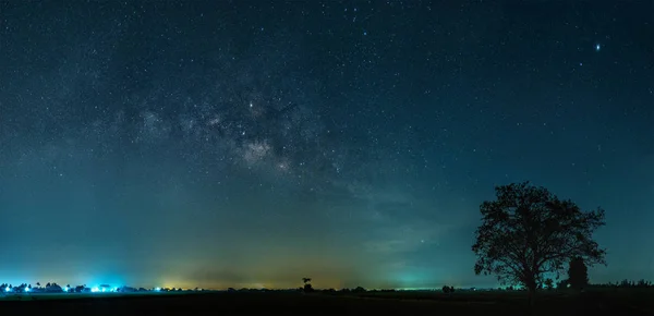 Milky way galaxy with stars and space dust in terraced rice fiel — Stock Photo, Image