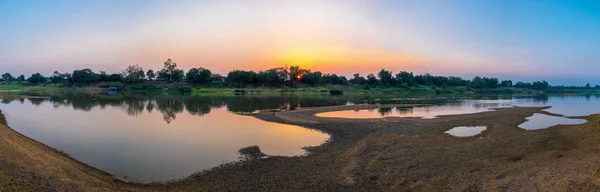Riverside och solnedgång himmel. Naturens sammansättning. — Stockfoto