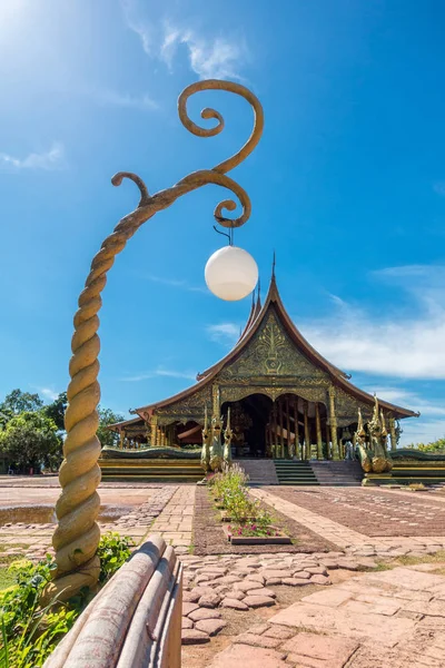 Pólo da lâmpada Wat Sirindhornwararam ou Phu Prao Temple, Ubon Ratcha — Fotografia de Stock