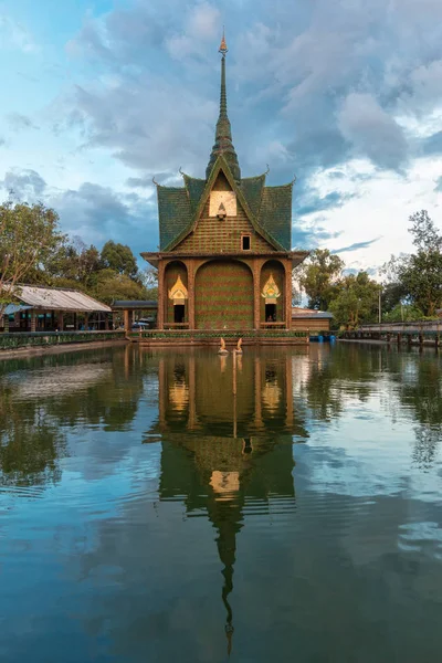 Wat Pa Maha Chedi Kaew Han District Wat Sisaket milhões de garrafas Imagens Royalty-Free