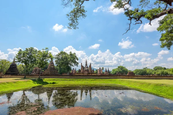 Scena na park historyczny sukhothai Tajlandia starożytnego królestwa — Zdjęcie stockowe