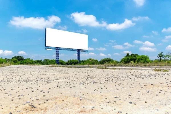 Outdoor em branco em um dia azul brilhante pronto para novos anunciantes — Fotografia de Stock