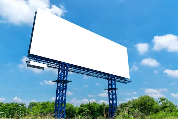 Outdoor em branco em um dia azul brilhante pronto para novos anunciantes — Fotografia de Stock