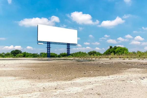 Бланк билборда в ярко-голубой день готов для новых рекламодателей — стоковое фото