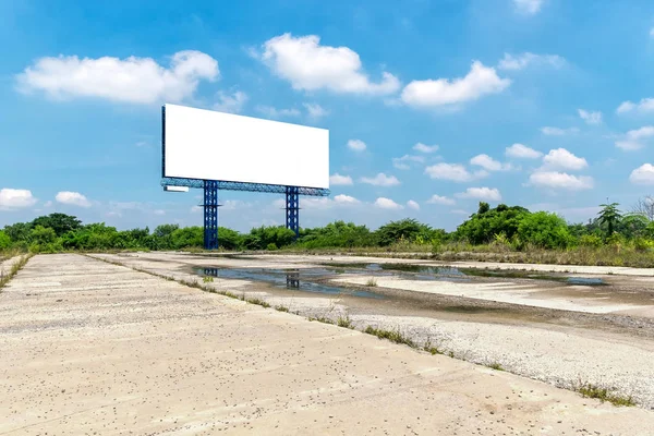 Бланк билборда в ярко-голубой день готов для новых рекламодателей — стоковое фото