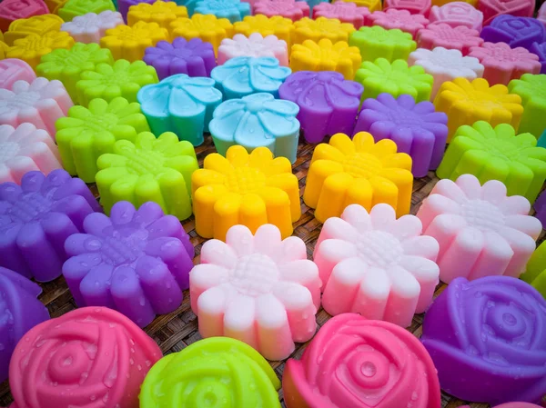 Moldes de cozimento de silicone, flores coloridas. Colorido de silicone mo Imagens Royalty-Free