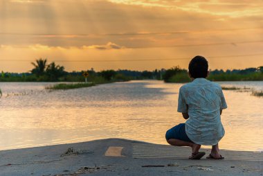 Erkekler sel, Tayland sel, doğal afet izlerken oturup, 