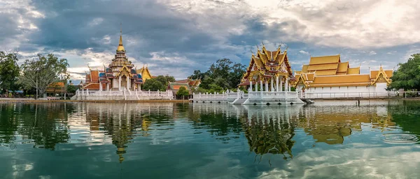 Den centrala pagoden utformad vatten vid Lai tempel, Lopburi, Thail — Stockfoto