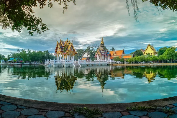 Die zentrale Pagode gestaltete Wasser am lai Tempel, lopburi, thail — Stockfoto