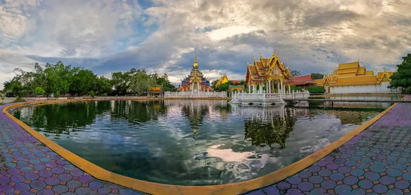 Die zentrale Pagode gestaltete Wasser am lai Tempel, lopburi, thail — Stockfoto
