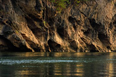 Sal ev nehir manzaralı Kanchanaburi Kwai Nehri üzerinde
