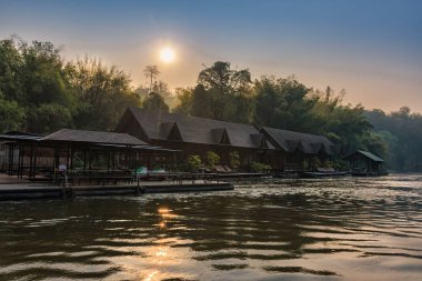 Kanchanaburi, Tayland - 19 Şubat 2018: River view Sal ile