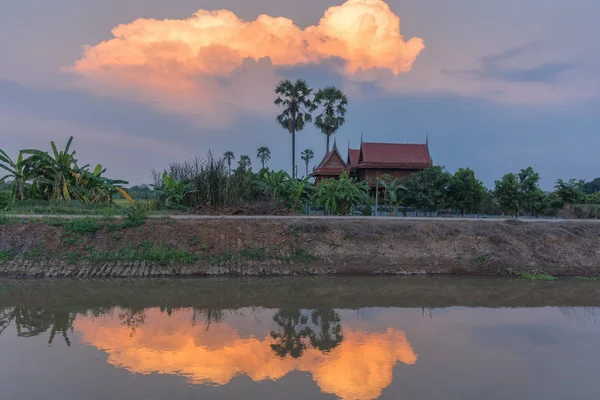 Thai House i trädgården på sunset bakgrund. — Stockfoto