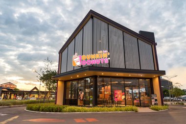 Ayutthaya, Tayland - 27 Kasım 2019: Porto Go Bangpa-in, Dunkin 'Donuts Restaurant Ayutthaya, Tayland. Punch water gibi kurabiye ve içecek satan bir restoran.