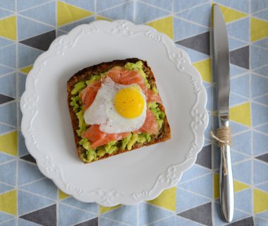 Sandviç avokado, somon ve Bıldırcın yumurta 