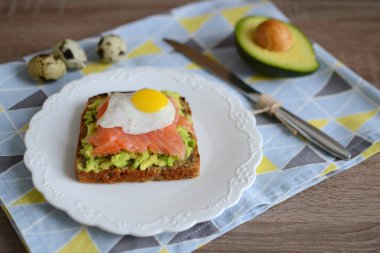 Sandviç avokado, somon ve Bıldırcın yumurta 