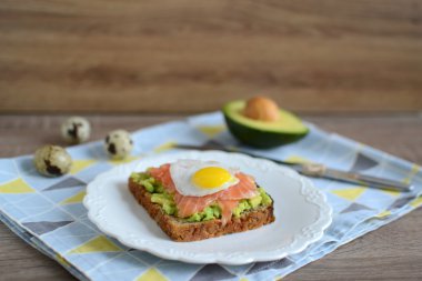 Sandviç avokado, somon ve Bıldırcın yumurta 