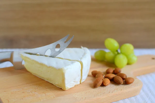 Бри сыр в деревянной тарелке — стоковое фото