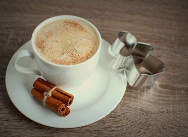 Kahve tarçın ve küçük melek ile 