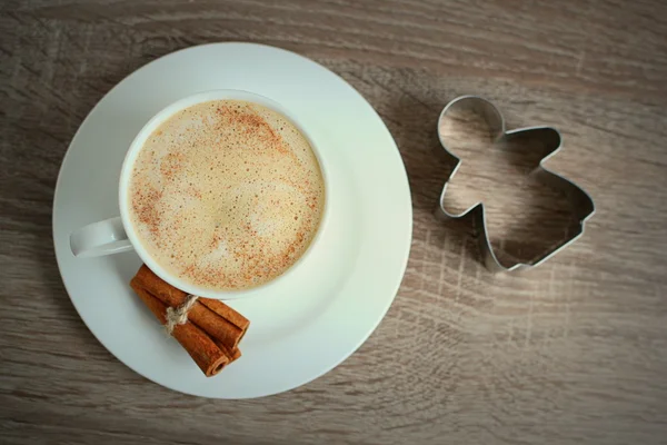 Kopje koffie met kaneel en kleine engel — Stockfoto
