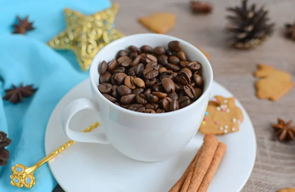 Tasse Kaffeebohnen mit Weihnachtsdekoration — Stockfoto
