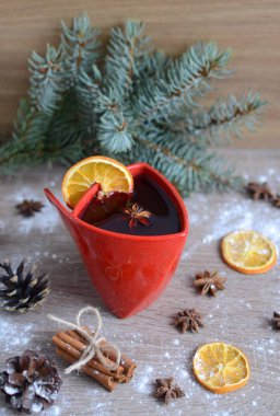 Noel süslemeleri ile sıcak şarap bardağı