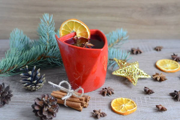 Tasse Glühwein mit Weihnachtsdekoration — Stockfoto