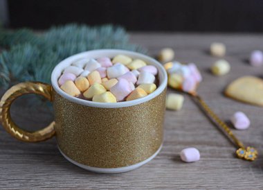 Sıcak kakao marshmallows ve Noel süsleri