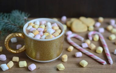 Sıcak kakao marshmallows ve Noel süsleri